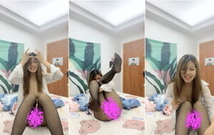 長發披肩黃毛社會小太妹,長相清純甜美,年紀不大,人膽子很肥,樓梯間脫光光[MP4/820M]