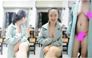 疫情生意不好做,飯店老板娘下海了,敞開著店門,展示大衣下自己豐潤身體[MP4/247M]