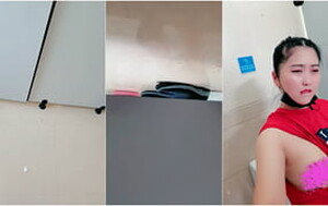 豐滿肉感小少婦男士公廁躲單間內紫薇褕拍大哥尿尿,被大哥發現就地幹起來[MP4/525M]