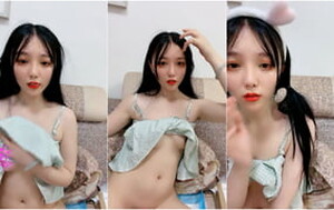 超甜超純OX後青春小師妹,俏皮又可愛,沐洱太粉了,哥哥不給舔哦,舔多就黑了[MP4/1G]