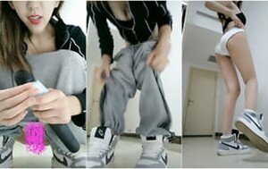 坐標濟南,剛剛和男友約會回家,壹身休閑裝沒脫就開B給鐵粉看,換上絲襪更臊了[MP4/1G]