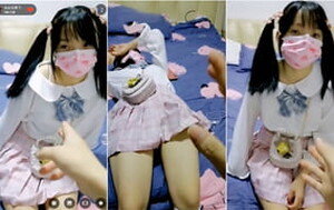 可愛床鋪上扒開妹妹草莓可愛內褲插入爆艹,雙馬尾甩來甩去[MP4/801M]