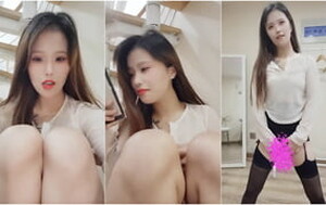 電競網癮少女為您服務,高跟鞋、黑絲襪，極致視覺體驗,扶墻壹下下坐下去[MP4/474M]