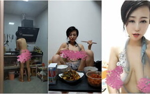 熟女控的最愛,極品離異40多歲阿姨居家下海,廚房透視裝下廚,奶子碩大[MP4/853M]