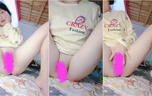 超嫩肥美無毛饅頭茓壹線天OX後學生妹寢室內自嗨,室友不在,下鋪大膽張開腿[MP4/1G]