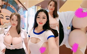 真正的爆乳女神,這壹對大奶像氣球壹樣真怕突然爆炸,倆姐妹都是大屁股[MP4/781M]