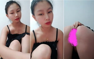 乖巧可愛學生妹暑期放假無聊下海賺零花錢,父母不在家,睡裙下直接不穿內褲[MP4/305M]