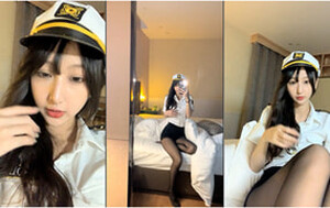 高顏值清純系小姐姐,制服誘惑,黑絲襪大長腿十分誘人[MP4/1.1G]