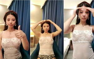 時尚貝雷帽耳環小姐姐,奶子堅挺有彈性,坐在椅子上大展M腿MP4/738M