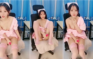 小巧玲瓏高顏值小姐姐,護士裝玩角色扮演,值夜班被醫生潛規則MP4/165M