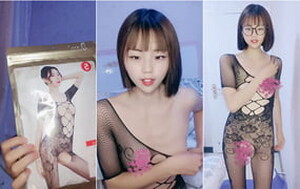 圓框眼鏡清純可愛反差婊,絲襪忍妳挑,被人認出是前女友,趕緊否認了[MP4/772M]