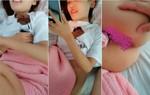 國產居家小夫妻下海兼職給兒子賺點奶粉錢,床邊還停著兒子的搖搖車[MP4/331M]