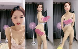 面容嬌好剛燙了卷發的清純妹妹居家情趣內衣大張雙腿露鮑[MP4/995M]