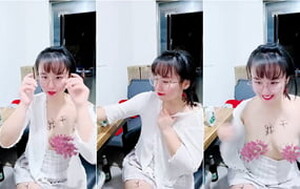 風臊飯店老板娘晚上下班了也不關店,開著門店內果聊,好大膽[MP4/230M]