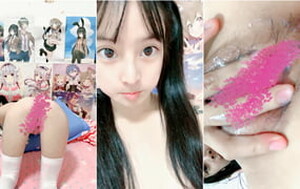 雙馬尾清純可愛OX後大眼睛萌妹,身材纖瘦無肉,奶子不大,愛好二次元[MP4/1G]