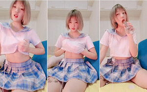 現在的年輕人不得了,女生幹多了都膩了,約了男同加入,幹完妹子讓男同舔[MP4/399M]