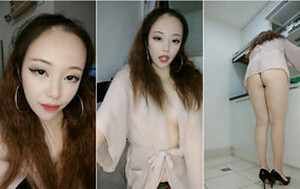 時尚燙發豐潤禦姐,身材豐滿肉感十足,廚房果體下廚露壹手,滿分第壹視角[MP4/386M]