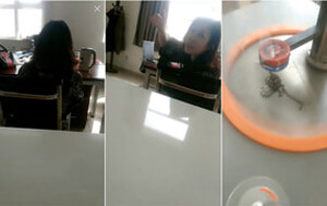 某中學物理老師上班露出,和同事聊天,展示物理器材,跑書架後掏出大奶[MP4/268M]