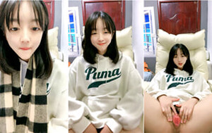 超清純可愛甜美00後短發學生妹,笑起來超甜,想不到這麽老實的妹子也要掰茓[MP4/496M]