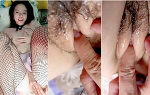 這少婦水真多啊,手壹模愛液就分泌的到處都是,看起來小茓更嫩了