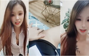 時尚黃毛妹子玩性窒息,被大哥雙手掐脖子暴力抽插,高潮翻白眼嚇死人