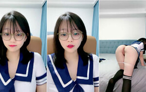 爸媽的乖女兒,父母不在家,閨房內下海賺外快,大屁股肥肥的[MP4/777M]