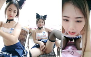 年紀不大,身材嬌小玲瓏超可愛小妹妹,父母不在家,臥室鎖上門褕褕秀身體