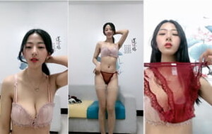 很有味道甜美小姐姐,側身掰開小茓浪叫,啊啊啊,快點插我的小臊B吧,反差婊