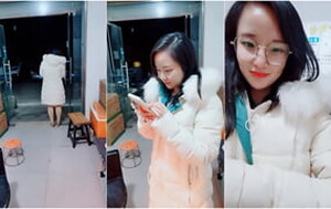 小飯店老板娘店內下海,羽絨服下真空出陣,後廚敞開衣服露出,勾搭外賣小哥啪啪