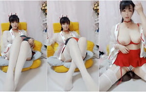 豐滿大奶肥美少婦CosPlay,白色絲襪穿上,奶大自然下垂,黑人尺寸玩具抽送[MP4/718M]