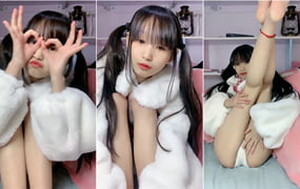 雙馬尾有點醜萌嗲聲嗲氣妹子,死庫水誘惑,奶子不大,身材纖瘦,青春的味道[MP4/326MB]