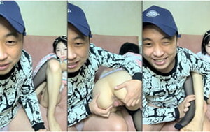 猥瑣大哥不知哪泡來的妹子,身材嬌小,說是大專學生,嫩不嫩看B就知道[MP4/373M]