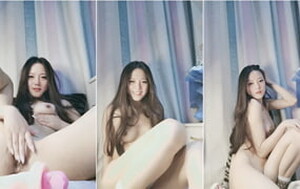 長發鄰家型女神小姐姐,笑起來很甜,唱歌很好聽,沐洱黝黑,經驗豐富,沒少被艹[MP4/480M]