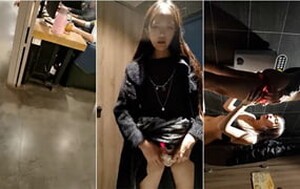 深夜網咖美女前臺果聊兼職,被慕名而來的粉絲帶進廁所給艹了