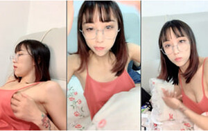 出租屋年輕小夥爆艹眼鏡文靜小女友,真空無內小吊帶下奶子白嫩碩大[MP4/285M]