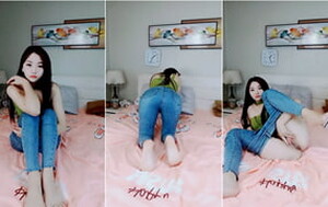 坐標北京,毛毛修剪成三角形氣質牛仔褲小少婦,主動坐上去,浪叫不停[MP4/741M]