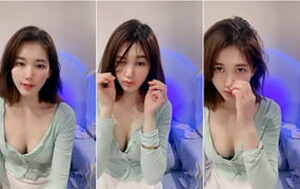 氣質短發顏值女神,壹直搞綠色直播聊天,難得壹見脫下女神包袱下海壹次[MP4/617M]