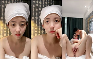 長相清純學生模樣吊鐘乳大奶少婦,浴室洗香香等待和男友啪啪,大奶下垂有點嚴重