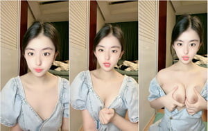 清純可愛呆萌軟妹,年紀不大,笑起來很治愈,雙手胸前比作愛心奶