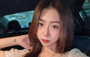 套路線上應聘面試想當電商產品模特的美女嫩妹,長相漂亮,被套路的全方位展示39P+4V