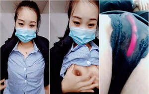 公司欲望白領美少婦年後復工復產,進廁所脫下褲子扯出跳蛋,內褲全濕了