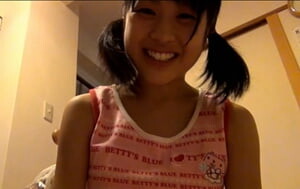 紮兩個小短辮子可愛日系萌妹子,笑起來兔牙露出來超可愛