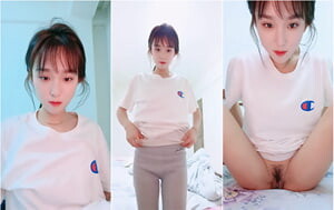 清純呆萌漂亮小美女,年紀不大,小茓已經黑了,真可惜