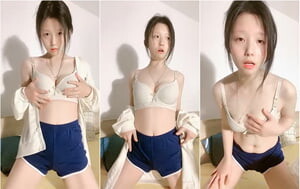 水嫩清純00後漂亮嫩妹,嫩的出水,從浴室激情延續到床上,長相純情內心臊動