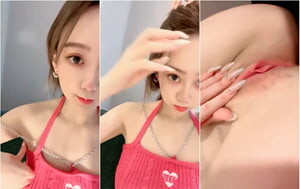 超頂超粉超嫩極品尤物,天然無毛白虎,兩片唇太粉了啊,看著好甜想舔