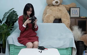 皇家華人-RAS0274-美屄蘿莉摔壞昂貴相機-還不起錢只好用身體還債-咪妮