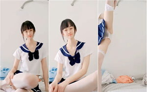 水手學生制服齊劉海可愛萌妹子,白絲更顯純潔,沐洱毛毛挺濃密