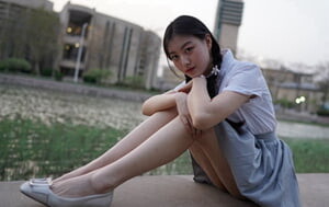 青春大學校園氣質文藝女被土豪包養,還玩3P,生活照純情十足,真反差10P+12V