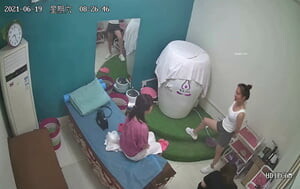 破解攝像頭-SPA大胸少婦養生館做養生拔火罐，絕版資源，良家少婦的胴體壹覽無余，真實刺激偷窺盛宴8V