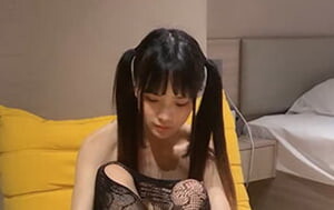 雙馬尾可以加戰鬥力，暴躁小夥後入雙手拽著馬尾辮瘋狂輸出，妹子幹慘了